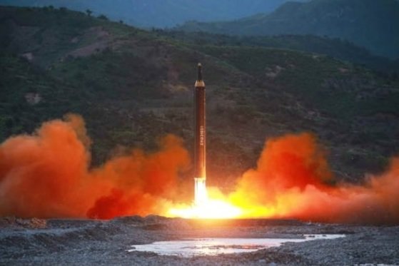 2017년 5월 북한이 공개한 신형 지상대지상 중장거리 미사일 '화성-12'의 발사 모습. 사진 노동신문