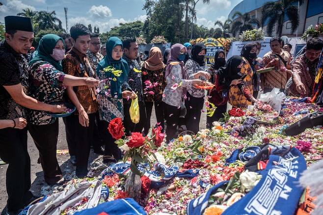 인도네시아 동부 자바주 말랑 칸주루한 경기장 인근에 4일(현지시간) 사람들이 모여 참사 희생자를 추모하고 있다. AFP연합뉴스