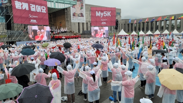 NCMN은 3일 걷기 행사인 ‘함께 걸어요 My5K’를 진행했다. 서울광장에서 출발해 전쟁기념관에 도착한 5000여명의 참가자들이 문화공연을 보고 있다. NCMN 제공