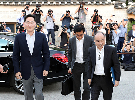 Samsung Electronics Co. Vice Chairman Jay Y. Lee (left) and SoftBank Group Corp. CEO Masayoshi Son walk into dinner in Seoul on July 4, 2019. [Photo by MK DB]