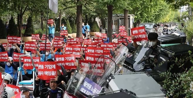지난달 28일 오후 서울 여의도 국회 인근에서 열린 '플랫폼노동자대회'에서 노동자들이 피켓을 들고 구호를 외치고 있다. 2022.09.28.