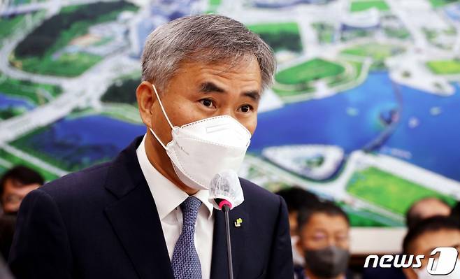 (서울=뉴스1) 유승관 기자 = 이정관 한국토지주택공사(LH) 사장 직무대행이 4일 서울 여의도 국회에서 열린 국토교통위원회 국정감사에 출석해 인사말을 하고 있다. (공동취재) 2022.10.4/뉴스1 Copyright (C) 뉴스1. All rights reserved. 무단 전재 및 재배포 금지.