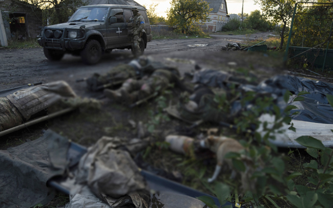 지난 3일 우크라이나가 탈환한 리만 지역에 전사한 러시아 군인의 시신이 길에 놓여 있다. AP연합뉴스