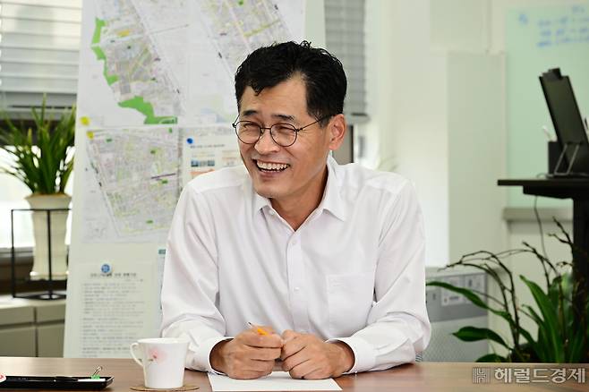 이기재 서울 양천구청장이 4일 헤럴드경제와 인터뷰에서 교육과 교통, 공항소음 문제 등에 대한 해결·발전 계획을 말하고 있다. 박해묵 기자