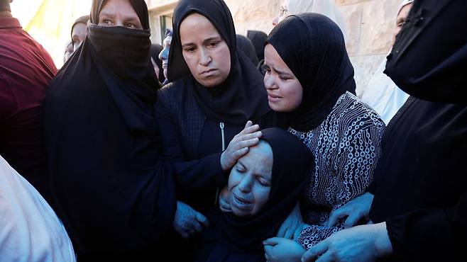 이스라엘 군인에게 쫓기다 심정지로 사망한 팔레스타인 7세 소년. 장례식에서 소년의 죽음을 애도하는 사람들 로이터 연합뉴스