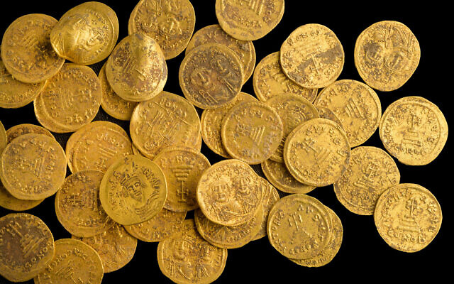 고대 도시 바니아스 유적지 발굴작업 중 순금으로 제작된 44개의 금화가 발견됐다. 이스라엘 문화재청(IAA)