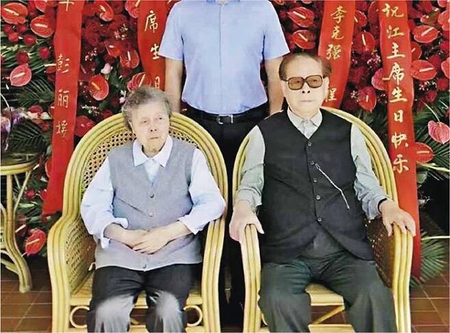 [홍콩 명보 캡처. 재판매 및 DB 금지]
중국 소셜미디어에 올라온 사진. 장쩌민(오른쪽) 전 중국 국가주석이 부인과 함께 앉아있는 모습 뒤에 시진핑 주석 부부와 리커창 총리 부부가 보낸 축하 화환이 놓여있다.