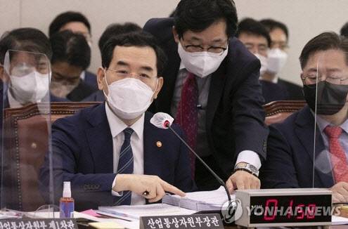 이창양 산업통상자원부 장관이 4일 국회에서 열린 산업통상자원중소벤처기업위원회 국정감사에서 의원들의 질의에 답하고 있다.(사진=연합뉴스)