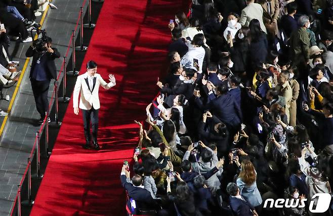 배우 양조위가 5일 부산 해운대구 영화의전당에서 열린 '제27회 부산국제영화제' 개막식에서 입장하고 있다. 아시아 최대 영화 축제인 ‘부산국제영화제’는 공식 초청작 71개국 242편, 커뮤니티비프 111편, 동네방네비프 20여 편이 상영되며, 열흘간 센텀시티를 비롯한 16개 구·군에서 다양한 형태로 관객들을 만난다. 2022.10.5/뉴스1 ⓒ News1 김영훈 기자