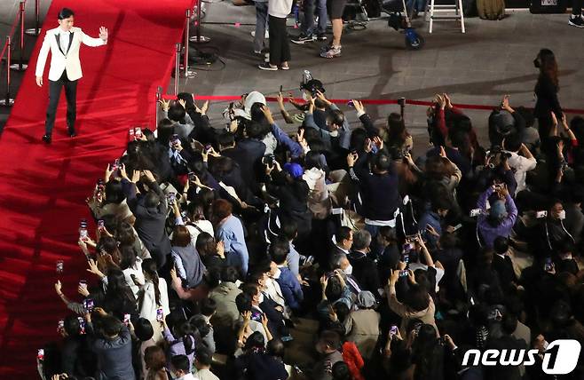 배우 양조위가 5일 부산 해운대구 영화의전당에서 열린 '제27회 부산국제영화제' 개막식에서 입장하고 있다. 아시아 최대 영화 축제인 ‘부산국제영화제’는 공식 초청작 71개국 242편, 커뮤니티비프 111편, 동네방네비프 20여 편이 상영되며, 열흘간 센텀시티를 비롯한 16개 구·군에서 다양한 형태로 관객들을 만난다. 2022.10.5/뉴스1 ⓒ News1 김영훈 기자