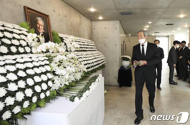 정몽준 아산재단 이사장이 5일 오후 서울 서대문구 김옥길 기념관에 마련된 김동길 연세대 명예교수 빈소를 찾아 조문하고 있다. (공동취재) 2022.10.5/뉴스1 ⓒ News1 송원영 기자