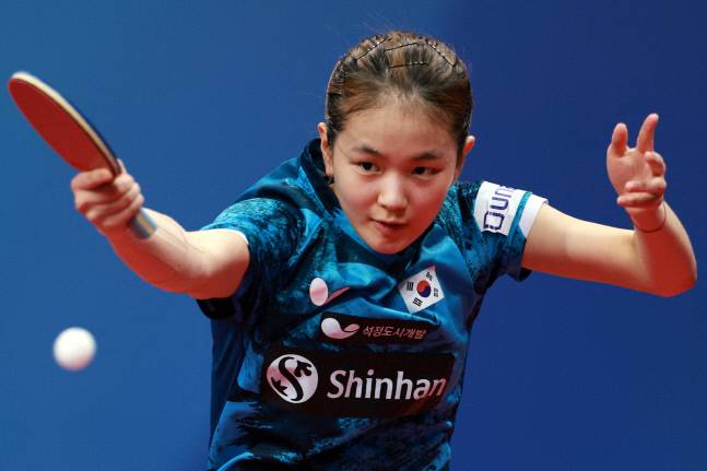 한국의 김나영이 4일(현지시간) 중국 청두에서 열린 2022 세계탁구선수권대회(단체전) 여자부 4조 최종 4차전에서 이란 선수한테 공격을 하고 있다. 청두|AFP 연합뉴스