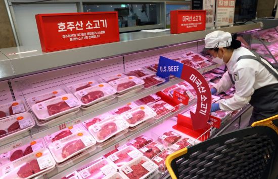서울 이마트 성수점에서 수입산 소고기를 판매하고 있다. (사진제공=이마트)