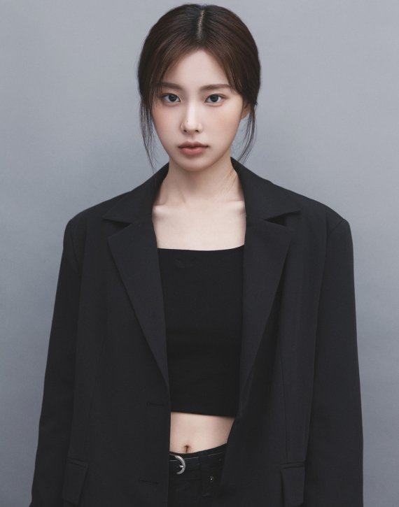 Actor Kang Hye-won showed off her deepened beauty.Eighty Entertainment today (on the 5th) released two new profile images of Kang Hye-won.In the image Kang Hye-won showcased a chic yet soft mood in a black suit and white knit.In the first image Kang Hye-won boldly matched the crop top costume under a black suit, with a strong charisma that added to her mature charm.Kang Hye-won revealed the opposite side in another photo with elegant visuals: Kang Hye-won with long straight hair with white knit.It caused the admiration of those who saw it with its unique eyes and neat atmosphere.On the other hand, Kang Hye-won is appearing as Yoon Bomi in the wave original drama Youth Blossom.It is said that he is raising the immersion of Drama by drawing a close romance with Yun hyun-soo (played by Choi Jinyoung) with delicate expression acting and emotional expression.Kang Hye-wons Youth Blossom is broadcast every Wednesday at 5 pm wave.