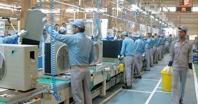 일본의 에어컨·화학제품 제조 대기업인 다이킨공업은 내년부터 중국산 부품을 전혀 사용하지 않고 에어컨을 생산할 수 있는 공급망을 별도로 만들 예정이다. 다이킨공업 누리집 갈무리