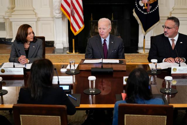 조 바이든(가운데) 미국 대통령이 4일(현지시간) 백악관에서 임신중지(낙태) 접근권 보장을 위한 태스크포스(TF) 회의를 주재하고 있다. 워싱턴=AP 뉴시스
