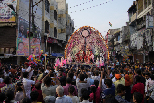 4일 두세라 축제가 열린 인도 프라야그라지에서 많은 인파가 분장을 한 공연가들을 둘러싸고 있다. AP·연합뉴스