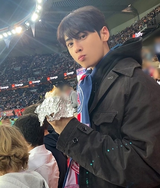 Actor Cha Eun-woo (real name Lee Dong-min and 25) revealed his current status in Paris.Cha Eun-woo posted photos and videos on Instagram on the 5th, with only emoticons such as soccer balls and flames.Photos taken at the football field, Cha Eun-woo in the stands is making a cute face as she snacks: France League 1 Paris Saint-Germain FC Stadium.Cha Eun-woo also revealed a special fan-shy with Paris Saint-Germain muffler around his neck.Paris Saint-Germain is a prestigious team with soccer stars such as Lionel Province of Messina (35), Neymar (30) and Killian Mbappe (23).Cha Eun-woo also released a video of the moment where Providence of Messina scored.Cha Eun-woo is visiting France Paris for a schedule attendance.