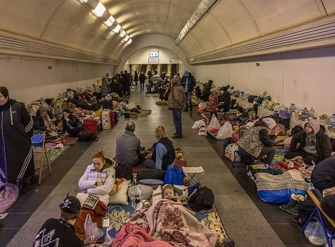 우크라이나에 대한 러시아의 전면 침공이 개시된 지 얼마 지나지 않은 지난 3월 우크라이나 수도 키이우의 한 지하철역에 시민들이 러시아군의 폭격을 피해 대피한 모습. [EPA]