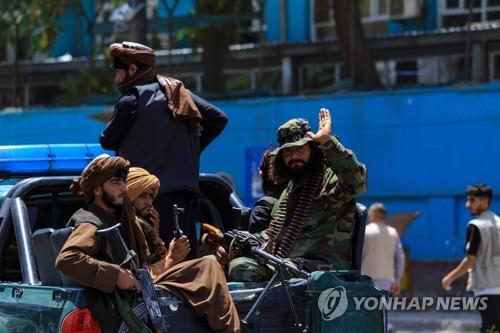 아프간 수도 카불에서 경계 중인 탈레반. [EPA 연합뉴스 자료사진. 재판매 및 DB 금지]
