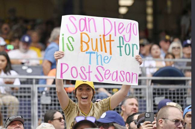 6일 정규시즌 최종전에서 샌디에이고 팬이 팀의 포스트시즌 진출을 환영하는 문구를 흔들며 선수단을 응원하고 있다. 샌디에이고(캘리포니아주)|AFP연합뉴스