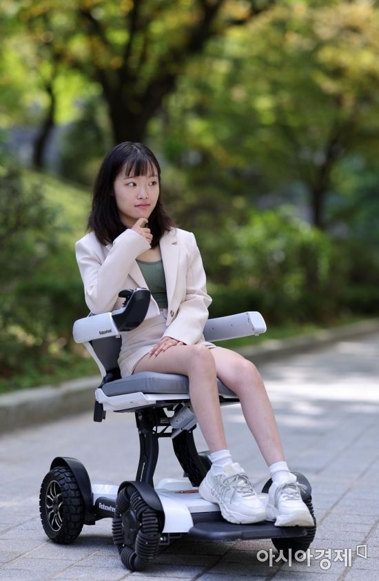 '코로나19'학번인 유튜버 김지우씨가 휠체어를 타고 재학 중인 서울대학교 교정을 바라보고 있다. 김현민 기자 kimhyun81@