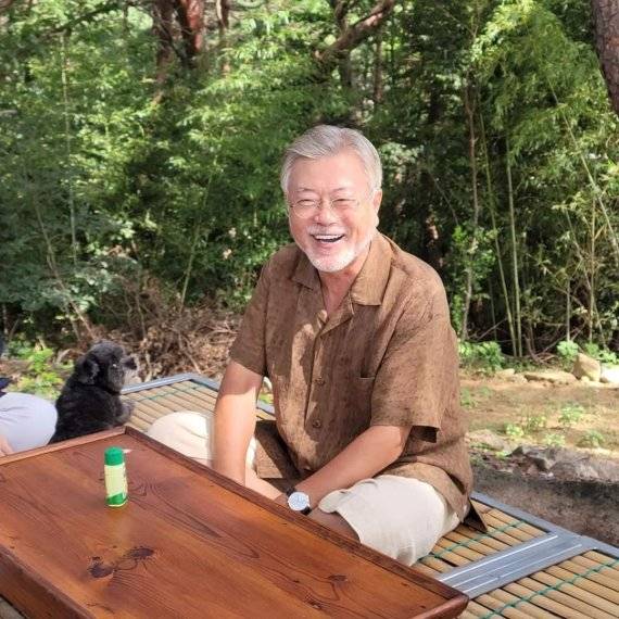 문재인 전 대통령이 반려견과 함께 하는 모습. 출처=문재인 전 대통령 SNS