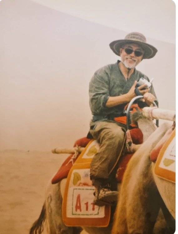 문재인 전 대통령의 딸 다혜씨가 6일 새벽 자신의 트위터에 올린 문 전 대통령의 낙타 탄 모습.