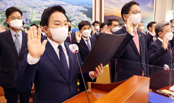 6일 국회에서 열린 국토교통부 국정감사에서 원희룡 장관을 비롯한 출석자들이 증인선서를 하고 있다. 장진영 기자