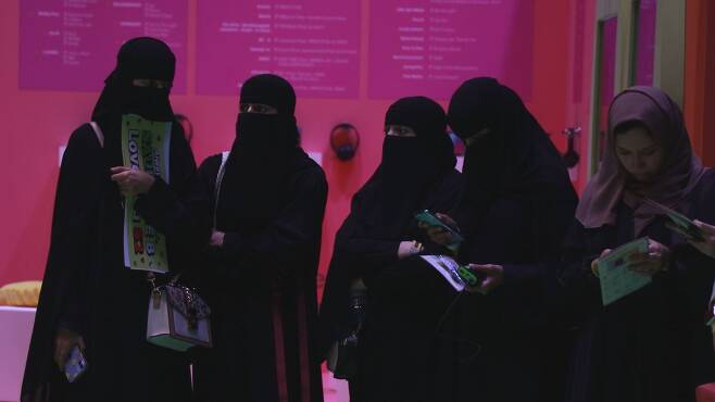 사우디 리야드에서 열린 한류 행사와 케이팝 공연을 찾은 사우디 여성들(촬영:방병훈)