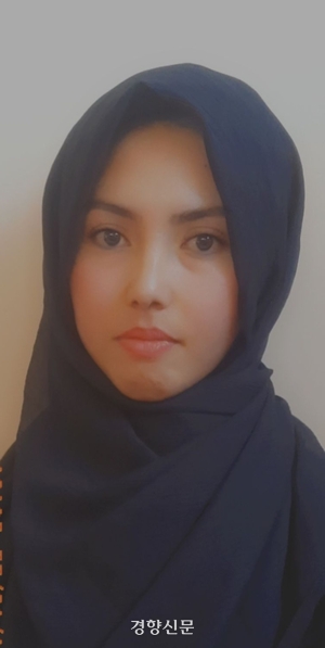 카불대 사회과학대학 학부생인 슈크리아 사크히자다(24). 사크히자다는 탈레반 집권 이후 대학에 색깔이 있는 히잡을 쓰고 갔다는 이유로 등교를 저지당한 적이 있다. | 사진 본인제공