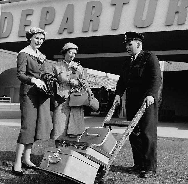 바퀴달린 가방이 나오기 전의 여행용 가방, 진정한 남성은 자기 힘으로 가방을 들었고 여행을 떠나는 여성은 보통 부유했으며 짐을 들어줄 남성이 있었다.