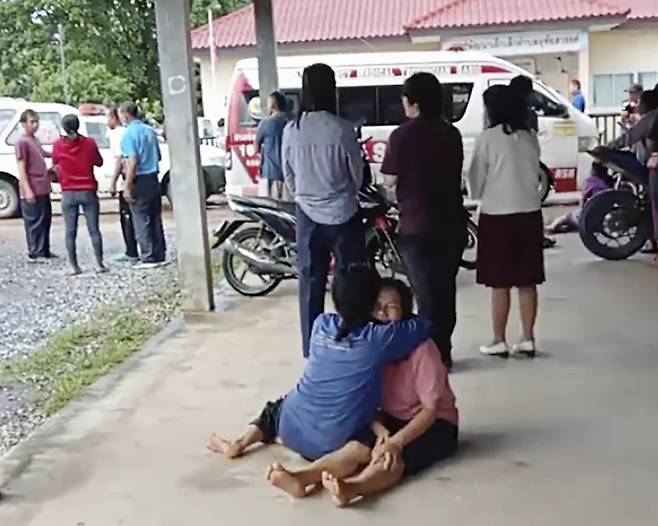 학살의 현장, 주저앉은 마음 태국 북동부 농부아람푸주에서 6일 총기 난사 사건이 발생했다. 사건 장소인 어린이집 밖에서 한 여성이 오열하고 있다. 농부아람푸 | AP연합뉴스