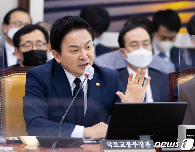 (서울=뉴스1) 이재명 기자 = 원희룡 국토교통부 장관이 6일 서울 여의도 국회에서 열린 국토교통위원회의 국토교통부 등에 대한 국정감사에서 의원들의 질의에 답하고 있다. 2022.10.6/뉴스1 Copyright (C) 뉴스1. All rights reserved. 무단 전재 및 재배포 금지.