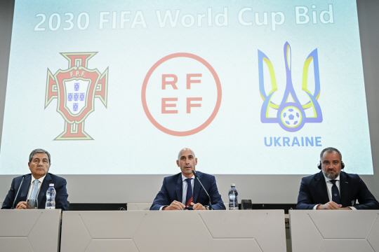 페르난도 고메스(왼쪽부터) 포르투갈축구협회장, 루이스 루비알레스 스페인축구협회장, 안드리 파벨코 우크라이나축구협회장이 5일 밤(한국시간) 스위스 니옹의 UEFA 본부에서 2030년 월드컵 공동 유치 의사를 밝히고 있다. AP뉴시스
