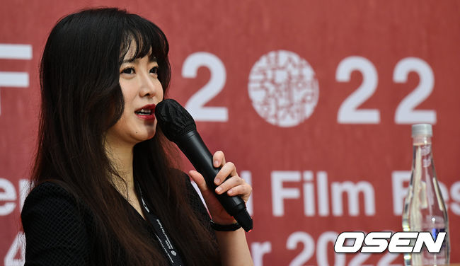 Actor and director Ku Hye-sun made his own Cinema16: Meet many fans through the American Short Films GV.On the afternoon of the 6th, at Lotte Cinema Daeyoung branch in Busan Jung-gu, Ku Hye-sun Director Short Line was screened and GV (conversation with Audience) was held.Ku Hye-sun and Actor An Seo-hyun attended the ceremony.Ku Hye-sun said: Its the first time Ive been at an event in Nampo-dong, I havent been to Busan for a long time because of Corona, but its strange to meet Audiences in cinemas.Thank you for coming here, he said.Despite the weekday afternoon time zone, fans including ordinary Audiences visited the cinema to watch Ku Hye-suns Cinema16: American Short Films.I think the affections and thoughts of each piece will be different.I think the first directing work Happy Helper is the biggest attachment, he said. It was the first short film I made, so I edited it again and saw it again.I made it into a film, so the quality and this felt different, and I have an attachment to all the works. Pleasant Helper was the first directing film by Ku Hye-sun, and it was featured in 2008 and Seo Hyun-jin, Kim Myung-soo and Go Tae-soo.I didnt mean to talk about religion. Where did we come from? Is the chicken first?I think it starts with such a question, starting with the egg first? I can save who I can save and be saved. Asked I think I have worked steadily with the Seo Hyun-jin Actor, Ku Hye-sun said, At that time, Seo Hyun-jin Actor was Catholic and asked for advice.I was working on it because I was an actor together, and I got a lot of help. Ku Hye-sun, who was talking about Dark Yellowpages.com, who worked with Ahn Seo-hyun last year, said, I learned tobacco then.I learned to shoot the scene in the movie. He said, I worked with a person who can not smoke tobacco when I shot a feature film called Myeongsul before, but those who smoke it are teased.I was a nonsmoker, so I thought there was not much difference. But many Actors smoke tobacco.I thought that it was an Acting whether it was a woman actor or a man actor, but I thought that I would like to ask for the scene.I thought I should try that part, so I practiced for about six months. One Audience wondered, When can I see the Acting activity? And Ku Hye-sun laughed, I think I can see it if I lose a little weight.The next work is always planned and there are things to see, but I have to take out the flesh first, he said. And the system to prepare the drama has changed from the past.In the past, it was cast yesterday and filmed today, but these days it is different. It is prepared for a year.I am looking carefully because there is a part that goes slowly and slowly to the pre-production. There is a scenario written in the next work, he said about the next work or genre he wants to challenge.I am in the process, but I am waiting for it because it has not been invested yet. It was a scenario I wrote 15 years ago.(Laughing) The story or genre is unfamiliar, so its not being invested yet, he said.I thought I wanted to make an adult fairytale when I made a peach tree, he said. It seems that the genre that is the most absent in Korea is fantasy.I want to put my own color on fantasy, and I really want to make a Fairytale movie for adults.I want to make a Fairytale fantasy, but the goal of my last movie. In addition, Ku Hye-sun joked, I am the main character of the vampire movie, so it may not be an investment.Meanwhile, Ku Hye-sun met with Audiences through the 27th Busan International Film Festivals spin-off (derived) festival, Community Beef.Five short films were screened, starting with his first directorial debut, The Pleasant Helper, You, The Sculptures of Memory, Mystery Pink, and DarkYellowpages.com.Then, at Community BIFF Road, one of the Community Beef programs, the feature film production Peach Tree will be screened outdoors, and the GV will be held before the screening.