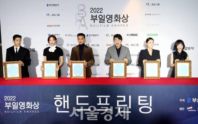 배우 하준, 이솜, 유아인, 허준호, 김선영, 이유미가 6일 오후 부산 해운대구 시그니엘 부산에서 열린 '2022 부일영화상'(2022 BUIL FILM AWARDS) 핸드 프린팅에서 포즈를 취하고 있다. / 사진=김규빈 인턴기자