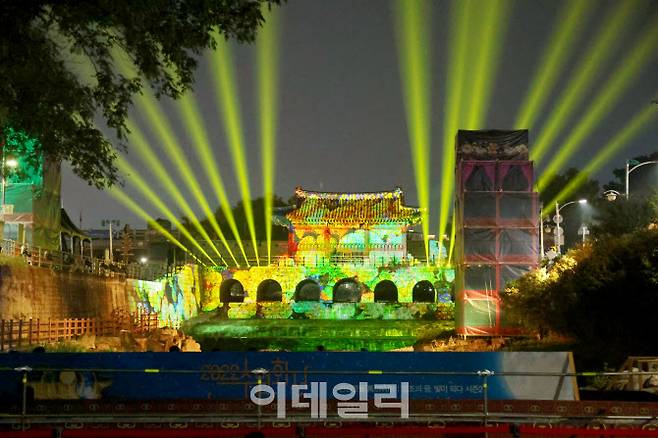 문화재청의 세계유산 미디어아트 사업 중 하나로 이달 23일까지 수원화성 화홍문에서 열리고 있는 수원화성 미디어아트쇼