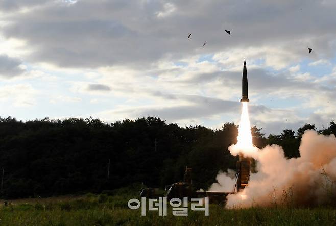지난 2017년 9월 15일 오전 북한이 평양 순안 일대에서 동해상으로 미사일을 발사하자 육군이 발사 원점을 고려해 동해상으로 ‘현무-2’ 지대지 탄도미사일을 발사하고 있다. (사진=육군)