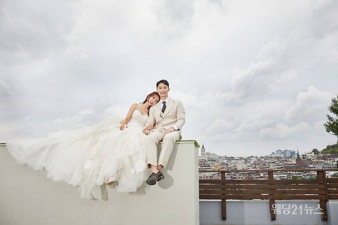 사진 : 웨딩드레스 클라라, 슈트 스플렌디노, 에디터 조윤예, 디렉터 고성송, 포토그래퍼 임호진(로미오프렌즈), 헤어 홍지 메이크업 박민경(알루), 플라워 서하플라워, 제품협찬 수야 ⓒwedding21news