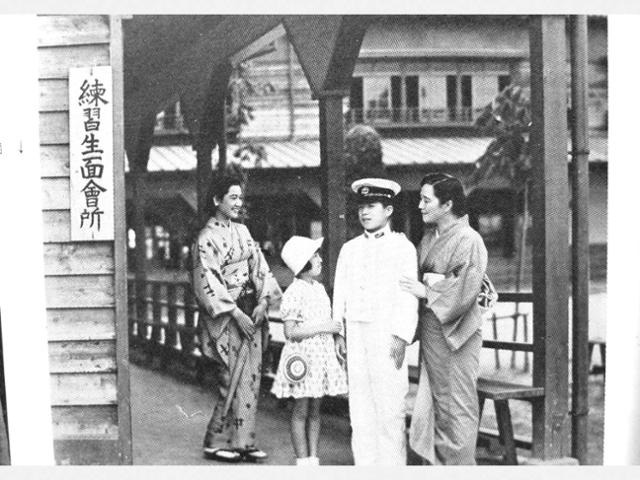 1943년 일본 영화 '결전의 대공'으로의 한 장면. 가족들이 면회를 나온 해군 소년병을 뿌듯하게 보고 있다. 오월의봄 제공.