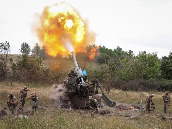 우크리아니군이 2S7 피온 203㎜ 자주포를 쏘고 있다. 이 자주포는 냉전 시대 옛 소련이 생산했고, 러시아군의 주력이기도 하다. 아날로그 사격통제체계가 장착도 효율성이 낮다 .로이터=연합뉴스