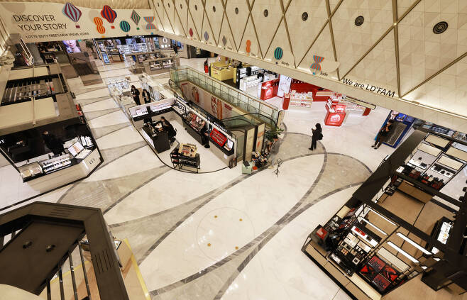 A nearly empty duty-free shop in Seoul on Sept. 29. (Yonhap)