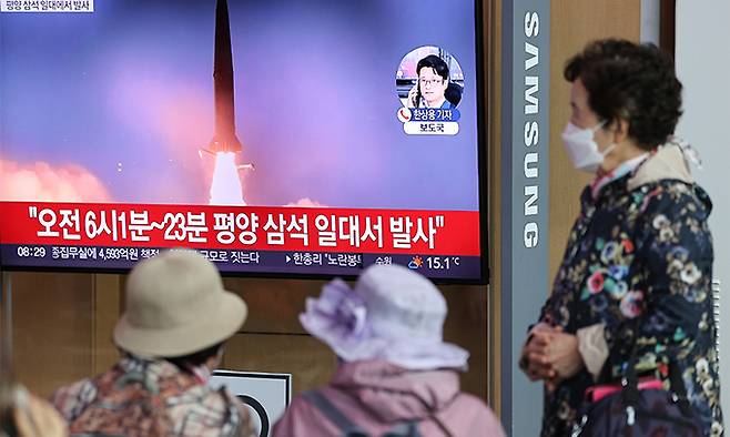 북한이 6일 평양에서 동해상으로 단거리 탄도미사일 2발을 발사했다. 연합뉴스