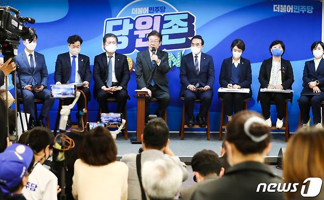 이재명 더불어민주당 대표가 5일 오전 서울 영등포구 더불어민주당 중앙당사에서 열린 '당원존' 개관식 겸 공개 최고위원회의에서 모두 발언을 하고 있다. (공동취재) 2022.10.5/뉴스1 ⓒ News1 유승관 기자