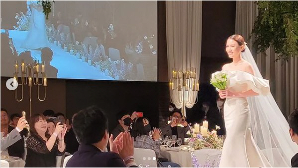 Actor Namgoong Min and model Jin A-reum posted a marriage ceremony after 7 years of devotion.Namgoong Min and Jin A-reum invited only family members to the Shilla Hotel in Seoul on the afternoon of the 7th and posted a marriage ceremony privately.At the marriage ceremony, actor Jung Moon-sung, the best friend of Namgoong Min, sang the society, and TVXQ Yunho and Choi Chang-min sang the celebration.Marriage, which was held privately, was revealed to the SNS and community of acquaintances, but the two marriage-type sites were also revealed.The photo shows the groom Namgoong Min who entered the crowd with cheers and applause, and Jin A-reum in a style wedding dress that revealed the shoulder.In the second part, I also got a glimpse of the bride and groom wearing a white tuxedo and pink dress.Namgoong Min and Jin A-reum have been linked through the movie Bonnie Wright My Pie in 2015 and have been open for seven years.Meanwhile, Namgoong Min and Jin A-reum have made a relationship through the movie Bonnie Wright My Pie in 2015 and have been open for seven years.Namgoong Min expressed his affection with his impression that he was thank you and I love you all the time at the time of the MBC acting Grand Prize last year.Namgoong Min made his debut in 1999 with the EBS youth drama Execute Your Dreams.Since then, he has appeared in dramas such as Pearl Necklace, Rosy Life, I Can hear my heart, Remember - Sons War, Kims Chief, Stobrig and Black Sun.Jin A-reum made his debut as a model in 2008 and appeared in the movies Solver, Mans Guide, Plank Constant and so on.