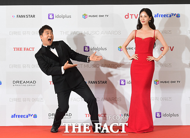The 2022 Music Awards was held at KSPO DOME, Olympic Gymnastics Stadium in Songpa-gu, Seoul on the afternoon of the 8th, and Red Carpet was held with MC Lee Eun-hyung before the event.Jun Hyun-moo and Seohyun, who played MC of the festival, were the first to shine Red Carpet.The pair, who are in line for their fourth co-work following 2018, 2019 and 2020, boasted a co-work from Red Carpet to draw attention.Seohyun, who has been co-working with Music Awards for the fifth consecutive time since the invitation ceremony, said, I will be fourth with Jun Hyun-moo.I always do well in the side, he replied.Finally, Jun Hyun-moo said, I usually watch a lot of awards ceremony societies and I am surprised to see Q-Sitt.You can expect this awards ceremony. Enjoy the festival, said Seohyun, and in three and a half years, you will co-work directly with the audience.I hope you enjoy the proper festive atmosphere. The 2022 Music Awards, which was held in face-to-face with the audience in three and a half years after the invitation, included BTS, NCT DREAM, ITZY, The Boys, Tomorrow By Together, Ive, Stray Kids, (Women) Children, Kepler, Le Serapim, Hwang Chi-yeol, Kang Daniel, Kim Ho-jung, Young-tak, ATIS, Treasure, TNX New Jins, Psy, Lim Yeong-ung, etc.will attend.The 2022 Music Awards is a music awards ceremony and festival venue created by K-POP Artist and global fans under the slogan SHINING FOR ARTIST, EXCITING FOR FANS (Shining For Artist, Exciting For Fans).The best teams representing K-pop are set up in a special and colorful stage that can only be seen at the 2022 Music Awards.The 2022 Music Awards, which is rated as a lineup of previous generations, will be broadcast live online in many countries including Japan, Taiwan, Thailand, the Philippines, Indonesia and Malaysia.In Korea, it is broadcast live through offline, idol platform Idol Plus mobile and PC web.[Entertainment Department