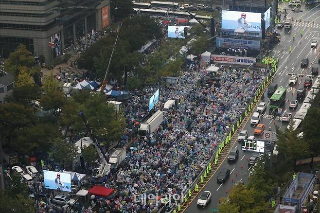 개천절인 3일 서울 광화문 세종대로에서 비가 내리는 가운데 보수단체 집회가 열리고 있다. ⓒ데일리안 홍금표 기자