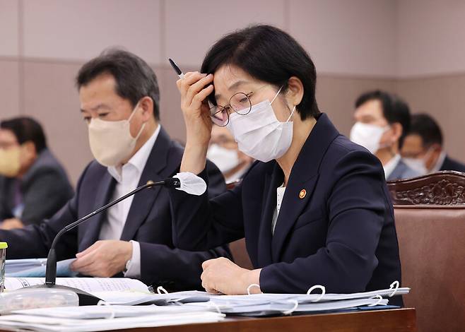 한화진 환경부 장관(오른쪽)이 지난 4일 국정감사에서 의원 질의를 듣고 있다. 연합뉴스