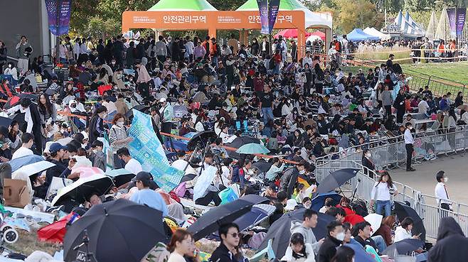 '서울세계불꽃축제 2022'를 보기 위해 찾은 시민들로 붐비는 여의도 모습